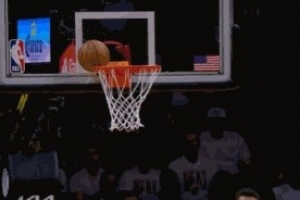 挺抽象!纽厄尔顺下空篮直接卡到篮脖子上