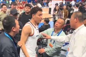 李添荣击掌被安保拦截！记者：和朋友打招呼也不行？拿鸡毛当令箭