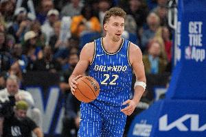 效率不高！小瓦格纳18中7拿20分4板 三分7中2