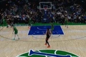 危险动作！AJ·约翰逊扑防麦克朗被认定垫脚 吹一级恶意犯规