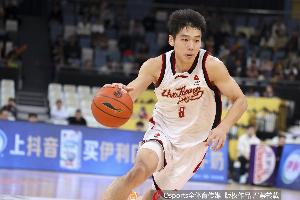 火力凶猛！陆文博半场6中4&3记三分拿下11分2助攻2抢断