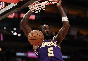 希望季后赛亦如此！艾顿上半场6中4得到10分7板1助2帽