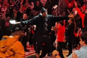 杜三岁！火箭现场小朋友唱跳rap 杜兰特加入其中小秀舞姿点燃全场