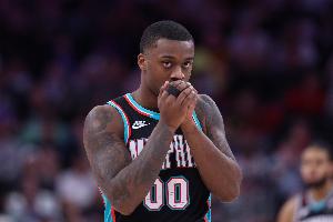 得分占全队一半！怀特黑德半场16中9得两队最高22分 三分9中4