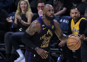 战意十足！詹姆斯半场15中6拿18分4板6助3断 罚球7中6