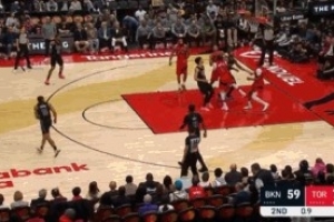 时间刚刚好！萨拉夫自投自抢轻轻一点打进半场压哨两分