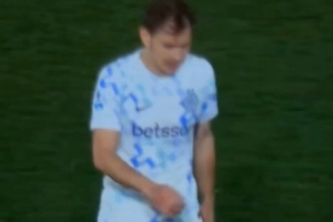 巴雷拉下场时被科莫球迷嘘，他比出“4”手势回击