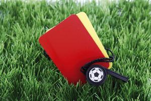 离奇一幕，本轮西乙联赛一名主裁判忘带牌之后向第四官员借