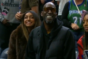 狼王出没！加内特现场观战森林狼收官战 与爱德华兹热情相拥！