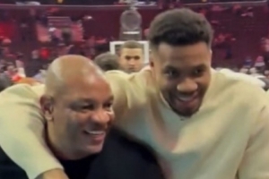 心情不错？美媒：收官战之后 字母和老里勾肩搭背 说笑着一起离场