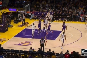 纵享丝滑！布朗尼传球后顺势空切 接球抛传助攻艾顿空接一气呵成