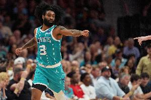 替补火力！科比·怀特10中6得19分2助 正负值+18全队最高