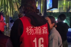 当地华人博主：开拓者给球迷发邮件 集中到某酒吧看球 氛围很好