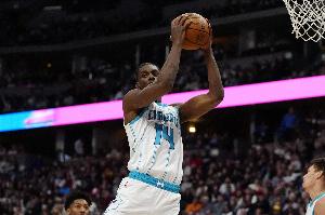 兢兢业业！迪亚巴特5中4得到8分1助1帽 狂抢15篮板&8个前板