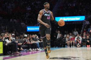 遭三球扒拉受伤退赛!阿德巴约目前没有接受赛后采访