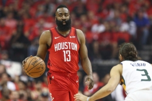 维拉纽瓦：火箭登你得站他背后防守 在造犯规上他已成大师