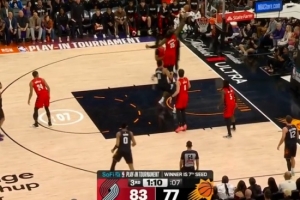 假动作很精髓!罗伊斯·奥尼尔假传真上戏耍罗威 上篮得分