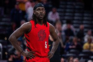 稳健控场!朱·霍勒迪18中7贡献21分4板3助 三分11中4