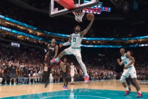 这滞空逆天！布里奇斯超远距离滑翔拉杆上篮 黄蜂领先5分！