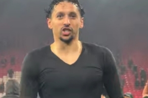 留作纪念!马尔基尼奥斯赛后将球裤扔给看台上的球迷