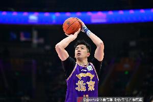 状态出色!邹雨宸半场3中2拿下11分7板3帽 4前场板