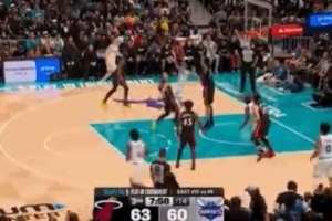 高难度！拉梅洛·鲍尔强攻内线 失衡漂移抛投打成2+1