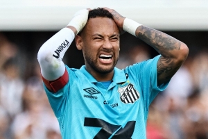 球队表现不佳遭批评，内马尔与球迷争执：我TM非常尊重俱乐部