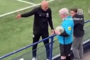 太阳报:儿子输球罗本怒喷裁判并推搡对手家长,引发争议