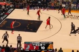 外线杀伤！布克借掩护三分造成犯规 随后三罚稳稳全中