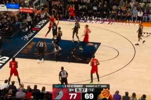 利刃穿心！阿夫迪亚变向一步过掉狄龙 直杀内线上篮打中