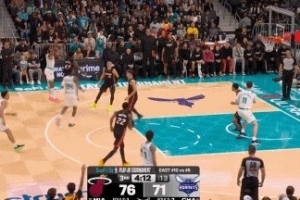 灵犀一点!布兰登·米勒单手将球拨给怀特 后者三分洞穿篮心