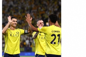 C罗社媒晒与进球功臣科曼庆祝合照：拿下三分，现场球迷活力十足