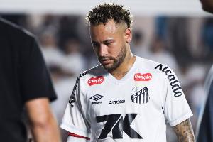 主持人：内马尔不该在赛后和本队球迷争吵，梅西C罗都不会这么做