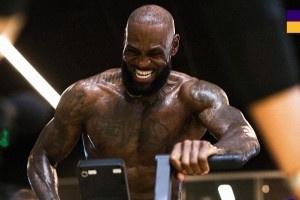 挥洒汗水！湖人官推晒詹姆斯赤膊健身照：累只是心理作用