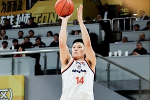 拼命三郎！李弘权半场填满数据栏 7中5拿到12分4板2助1断1帽