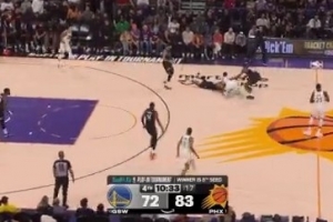 好在是没丢！古德温倒地逼抢库里形成争球 库里跳赢