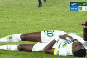 也是脑震荡换人？恩科洛洛第87分钟受伤，国安本场第四次换人