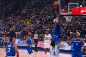 送人头！拉梅洛·鲍尔持球突破 上篮遭小卡特遮天血帽