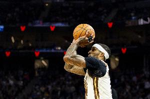 330万太香了！小佩顿赛季73场场均7.5分3.6板1.7助0.9断0.3帽