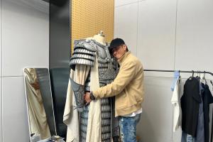 “项羽”来了！何润东社媒晒照拥抱战甲：宿迁队加油！！今晚见！