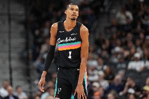 斯普利特：仅靠一对一防不住文班亚马 需要全队保持协防