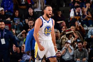 追上来了！太阳漫不经心传球 库里抢断后一条龙三分潇洒命中