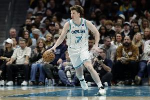 站出来了！克尼佩尔里突外投个人连拿5分止血