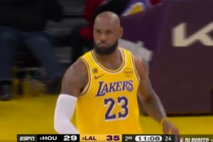 手热！詹姆斯中投空心命中 率队牢牢占据场上主动