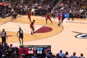 幸无大碍！谢德打到哈登脖子吹普通犯规 随后哈登三分强投轰进