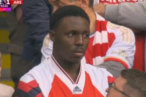 枪迷心情be like？枪手补时仍落后，镜头切给看台阿森纳球迷