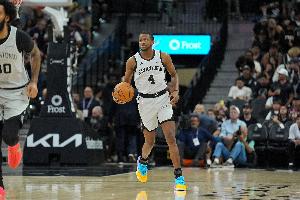 无懈可击！福克斯半场8投4中&三分4中2 贡献10分2板4助1断0失误