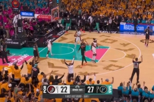 球进灯亮！福克斯送助攻 凯尔登·约翰逊三分压哨命中