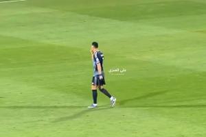 亚冠二对手的球迷高喊梅西，C罗示意闭嘴并比划3的手势