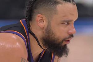 这下有点坏！狄龙抢球顺势扬手打到切特面部 被吹一级恶犯